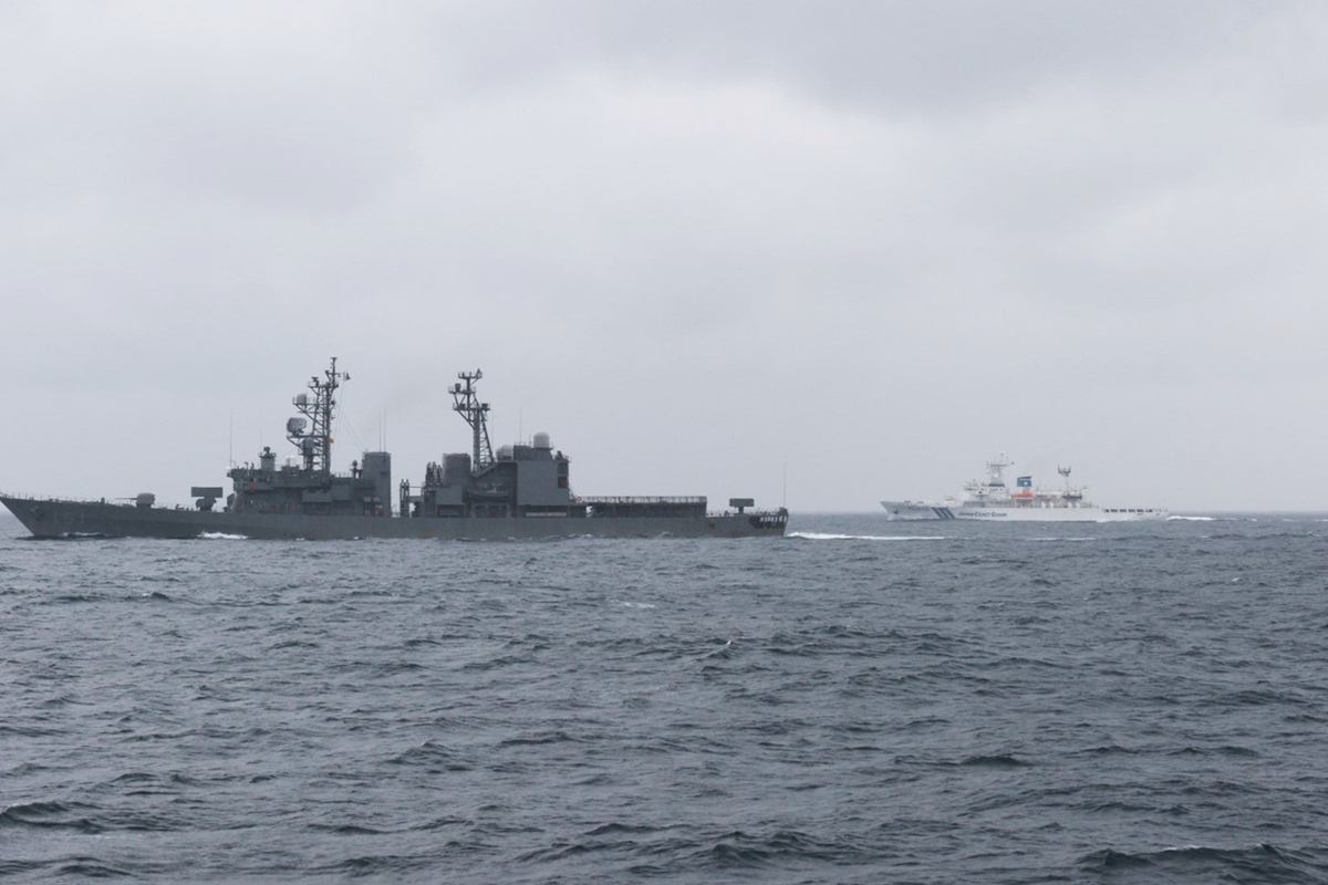 已於2026年3月退役的日本「朝霧號(DDG-151)」護衛艦。圖為先前與海上保安廳船艦在沖繩進行共同操演。 圖：翻攝「X」@JMSDF_PAO