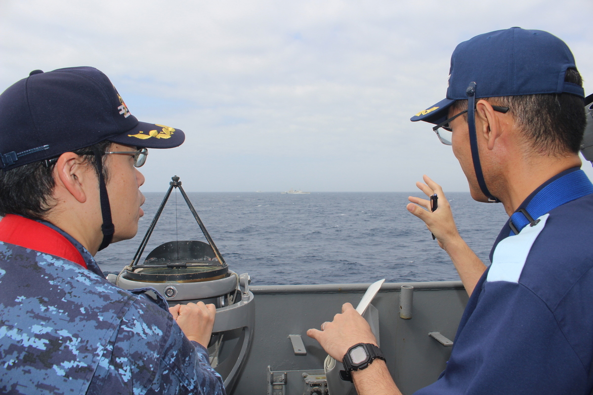 日本為強化南西諸島防衛需求，海上自衛隊與海上保安廳在沖繩海域進行機艦海上聯合訓練。圖為海自、海保人員跨平台技術交流。 圖：翻攝「X」@JMSDF_PAO