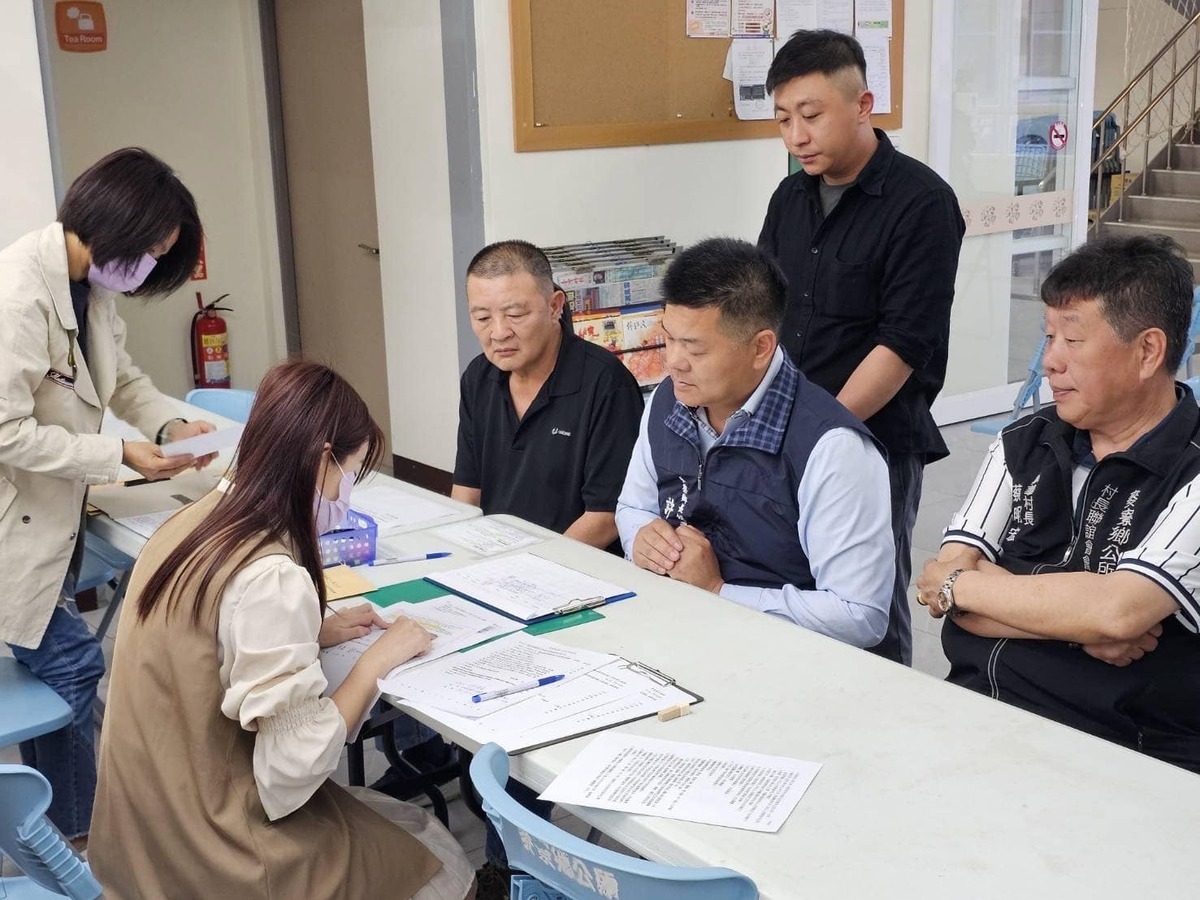 雲林縣麥寮鄉長補選，無黨籍候選人許忠富自行宣布當選。圖為許忠富登記參選麥寮鄉長 圖：翻攝自許忠富臉書
