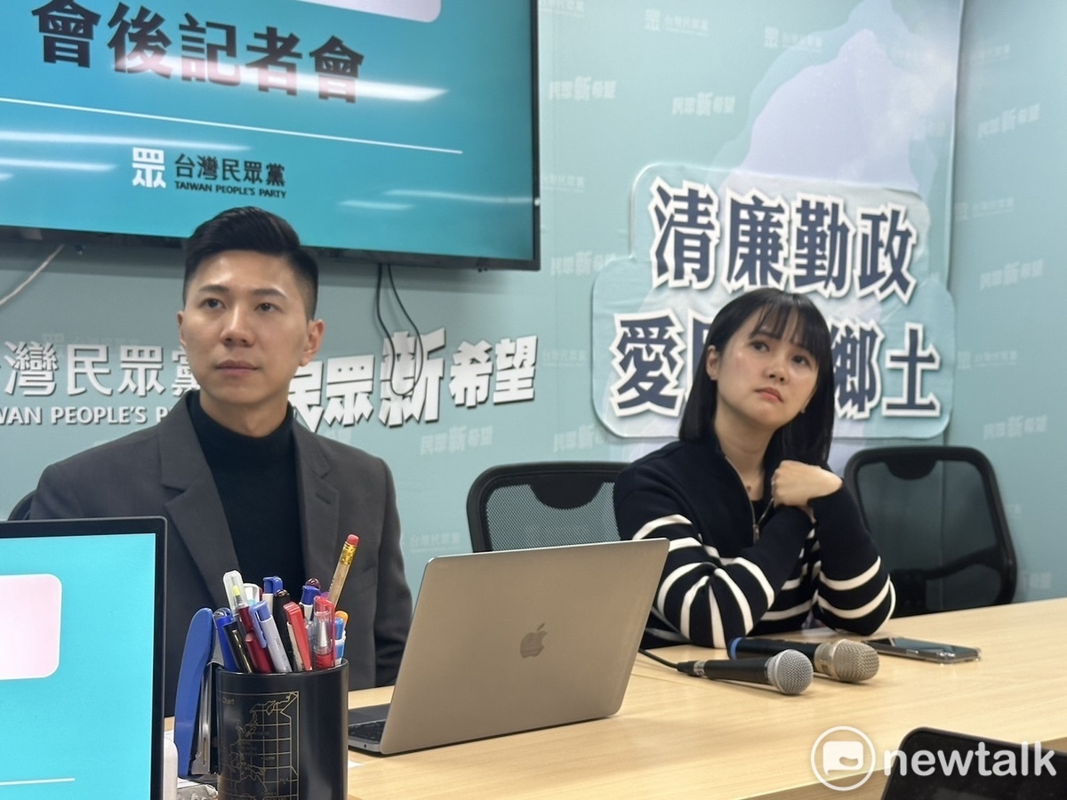 民眾黨發言人李頂立（左）、新聞部主任吳怡萱（右）。 圖：周煊惠 / 攝