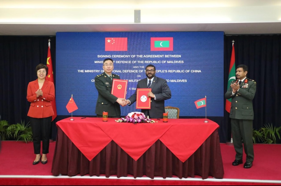 馬爾地夫國防部 X 帳號在 4 日公布，已經與中國簽署軍事援助協議，並相信該協議可以使兩國的關係更為緊密。圖為馬爾地夫國防部長穆罕默德．穆蒙(中右)與中共國際軍事合作辦公室副主任張寶群(中左)握手。 圖：翻攝自 @MoDmv X帳號