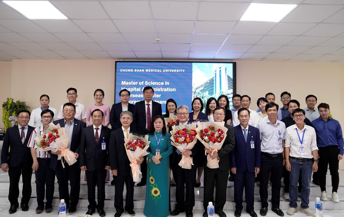 中山醫大於越南芹苴醫藥大學設立醫管碩士班，校長黃建寧（前排右五」帶領校內主管和教師共同出席開班典禮。 中山醫大/提供