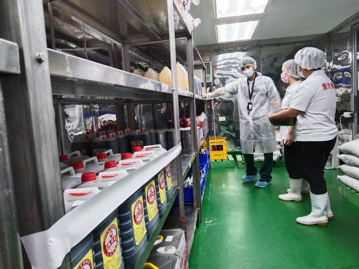 為了維護學童健康，不少縣市也公布高中以下校園將全面停用粄條、粿仔條等食材，目前總計共11縣市。不過，教育團體今(30)日表示，學校鮮少使用粄條類食材，且保存機制更重要。（午餐品質稽查示意圖） 圖：新北市教育局/提供