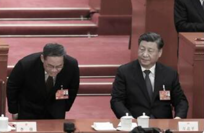 李強在習近平旁邊，深度鞠躬表達對他的效忠。 圖 : 翻攝自x iPaul