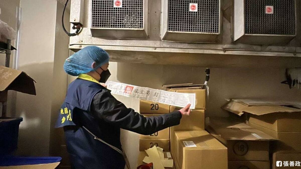「蘇丹紅」食安風暴持續擴大，新北、桃園及新竹縣宣布即日起各級學校營養午餐暫緩使用咖哩粉及辣椒粉。圖為桃園市衛生局稽查封存相關問題產品。 圖：翻攝「臉書」張善政粉絲專頁