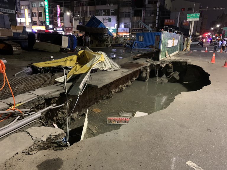 台南市五妃街與西門路一段路口，一處新建工地施工不慎路面塌陷，1台小貨車掉落於坑洞內。 圖：消防局提供