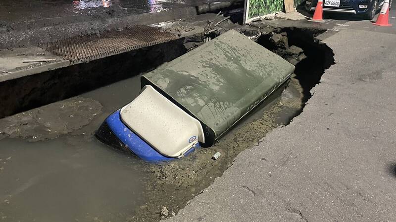 台南市五妃街與西門路一段路口，一處新建工地施工不慎路面塌陷，1台小貨車掉落於坑洞內。 圖：台南市政府提供