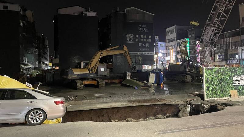 台南市五妃街與西門路一段路口，一處新建工地施工不慎路面塌陷，1台小貨車掉落於坑洞內。 圖：台南市政府提供
