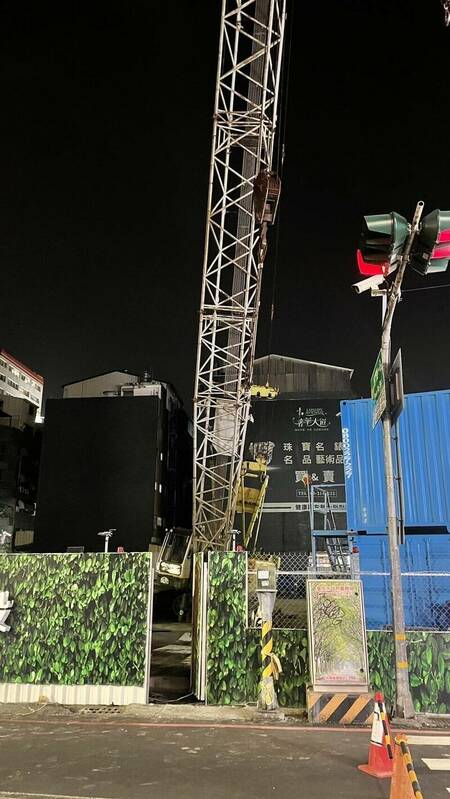 台南市五妃街與西門路一段路口，一處新建工地施工不慎路面塌陷，1台小貨車掉落於坑洞內。 圖：台南市政府提供