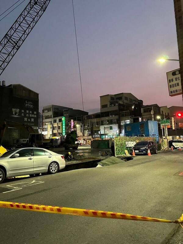 台南市五妃街與西門路一段路口，一處新建工地施工不慎路面塌陷，1台小貨車掉落於坑洞內。 圖：台南市政府提供
