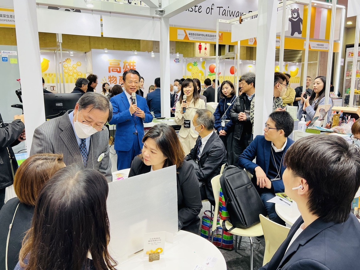 積極拓展國外商機，翁章梁率隊與日本業者媒合交流。 圖：嘉義縣政府提供。