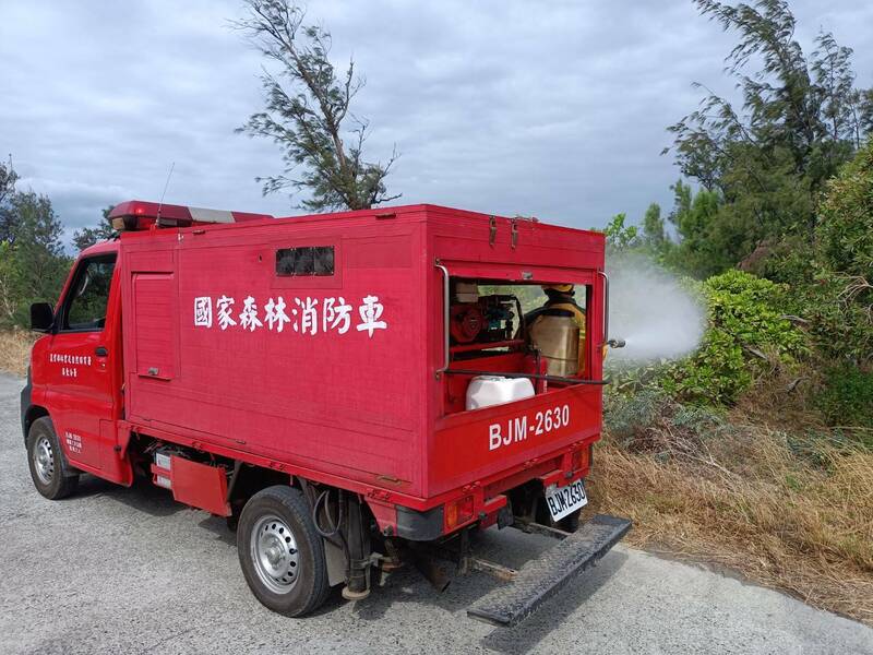 為保護穿山甲棲地生態，林業保育署屏東分署在公墓與保安林交界處噴灑阻燃劑，以降低森林火災發生機率。 圖：林業保育署屏東分署／提供