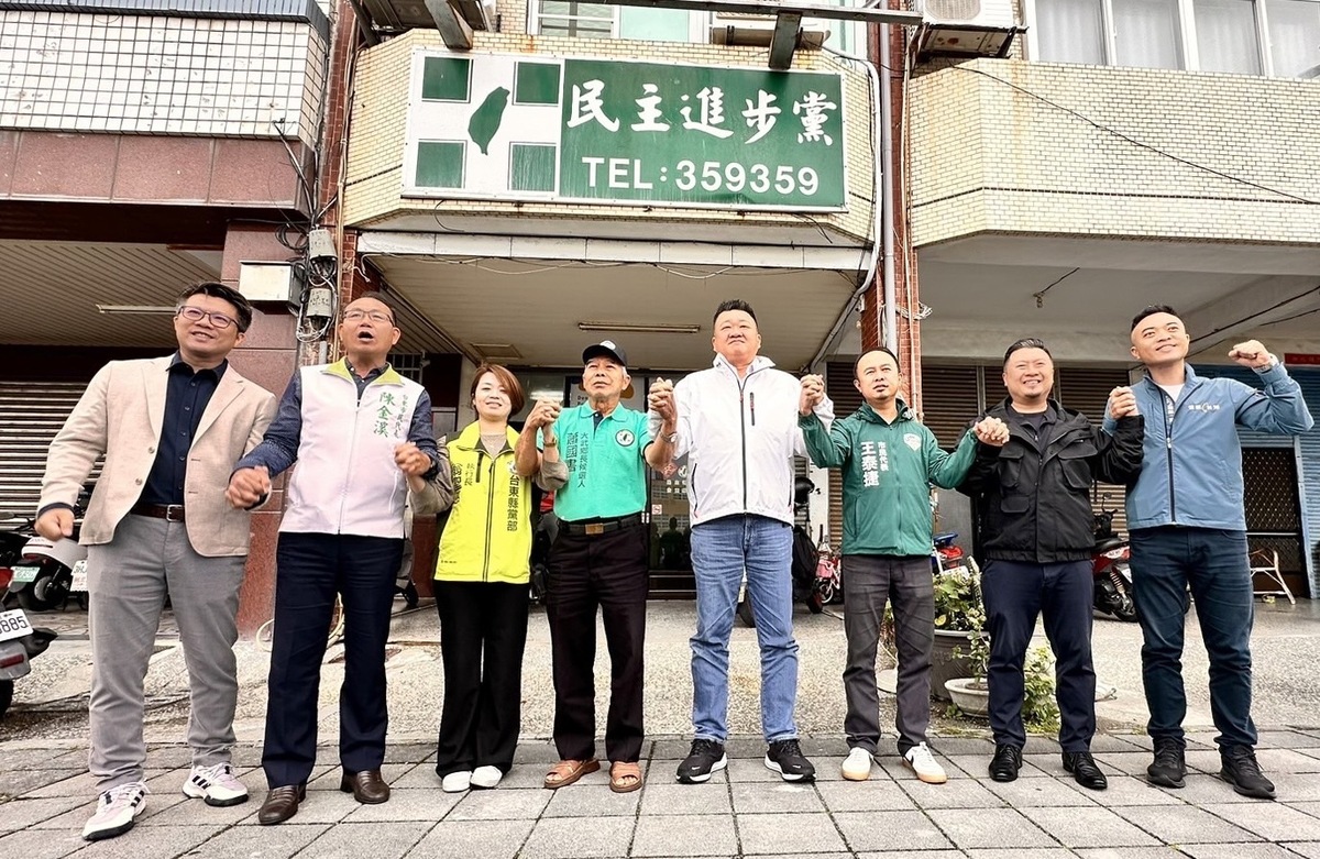 民進黨推派蕭國書出馬角逐大武鄉長補選，副秘書長何博文前往台東助陣。 圖：民進黨提供