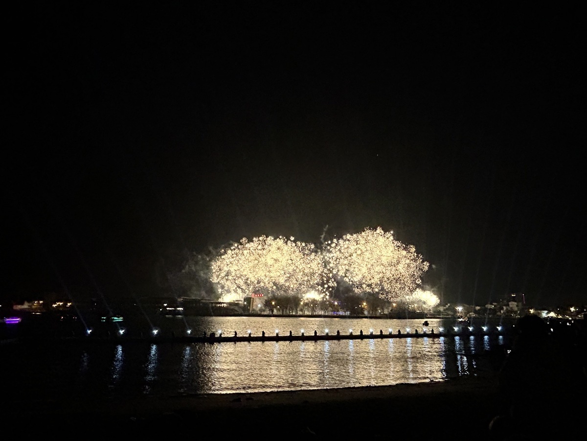 台灣燈會安平燈區每週末都有的空中展演，結合無人機、煙火、雷射及燈光秀受到好評。 圖：台南市政府觀光旅遊局／提供