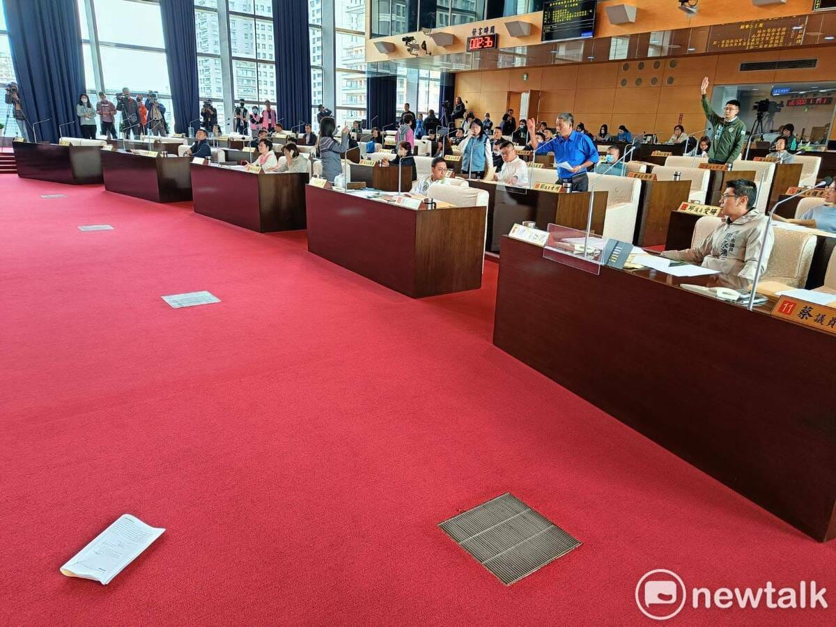周永鴻一怒之下將書面報告砸到地上。 圖：唐復年/攝