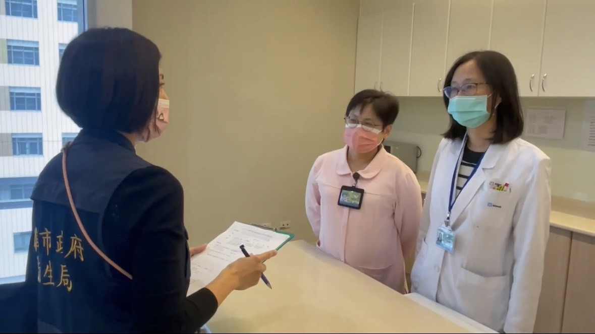 高市衛生局人員執行醫療長照機構辣椒粉食材使用稽查。 圖：高雄市衛生局/提供