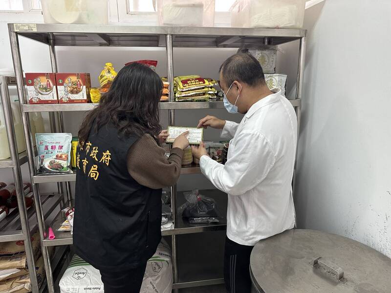 教育局稽查學校午餐使用合格調味品情形。 圖：高雄市教育局／提供