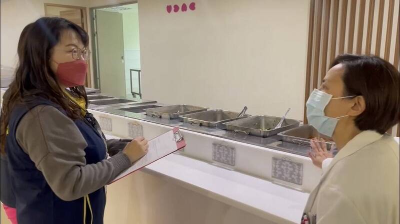 執行醫療長照機構辣椒粉食材使用稽查。 圖：高雄市衛生局提供／提供