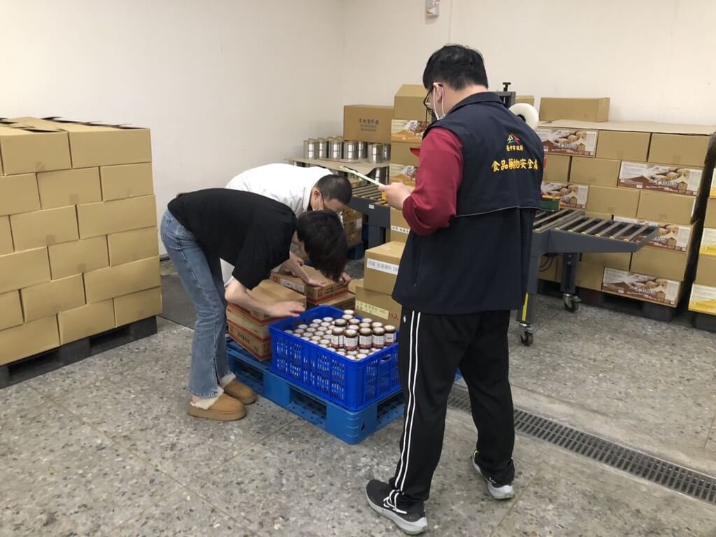 藥署已在今天行文教育部，要求營養午餐全面禁用辣椒粉，為期一個月，即日起起算。（蘇丹紅稽查示意圖） 圖：台中市食安處／提供