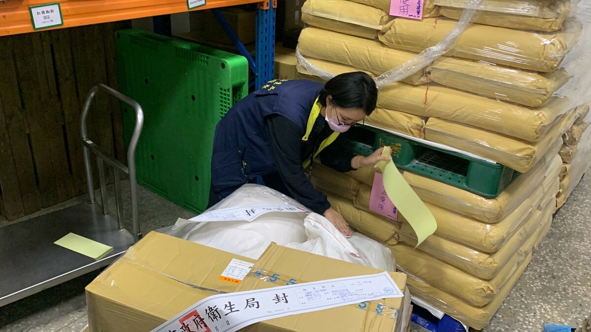 衛生局稽查人員封存問題辛香料產品。 圖：桃園市衛生局/提供