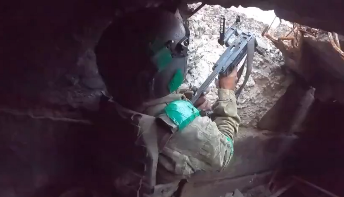外國志願者身處地道中，用槍攻擊地道外的俄軍。 圖：翻攝自Ukrainian Front X（前推特）帳號