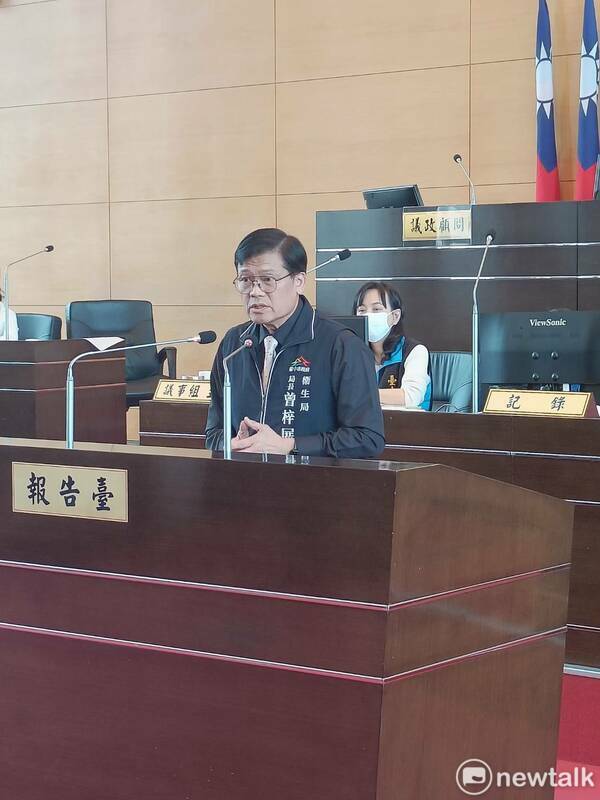 台中市衛生局長曾梓展在市議會進行專案報告。 圖：唐復年/攝