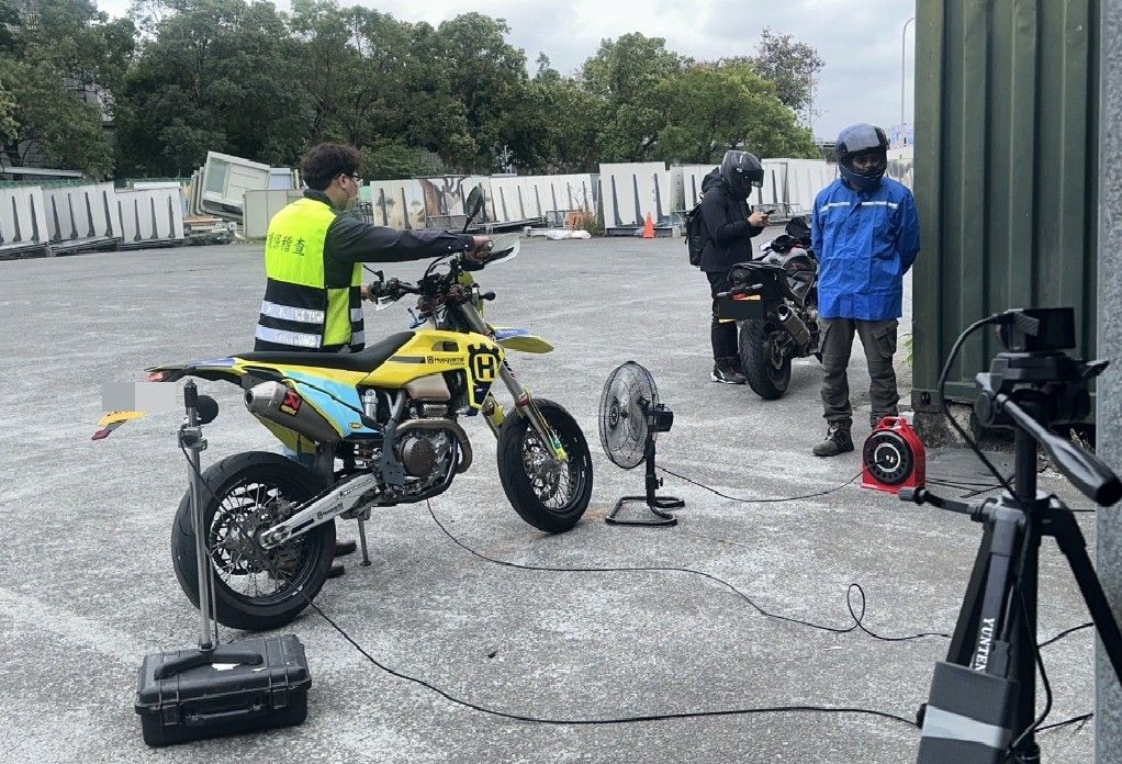台北市環保局表示，自明(114)年起，車主若改裝排氣管未獲認證且噪音超標者，最高可罰5,400元。 圖：取自台北市政府官網