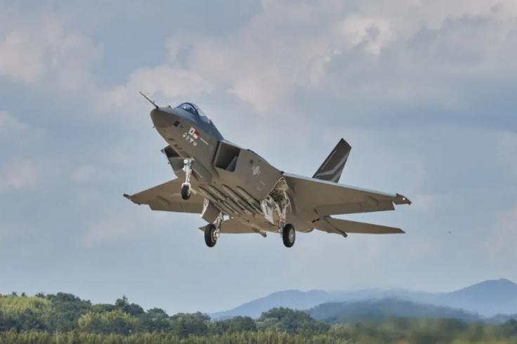 南韓KF-21「獵鷹」超音速多用途戰機。機腹下設計4個半埋式載彈溝置放空對空飛彈。 圖：翻攝自看航空