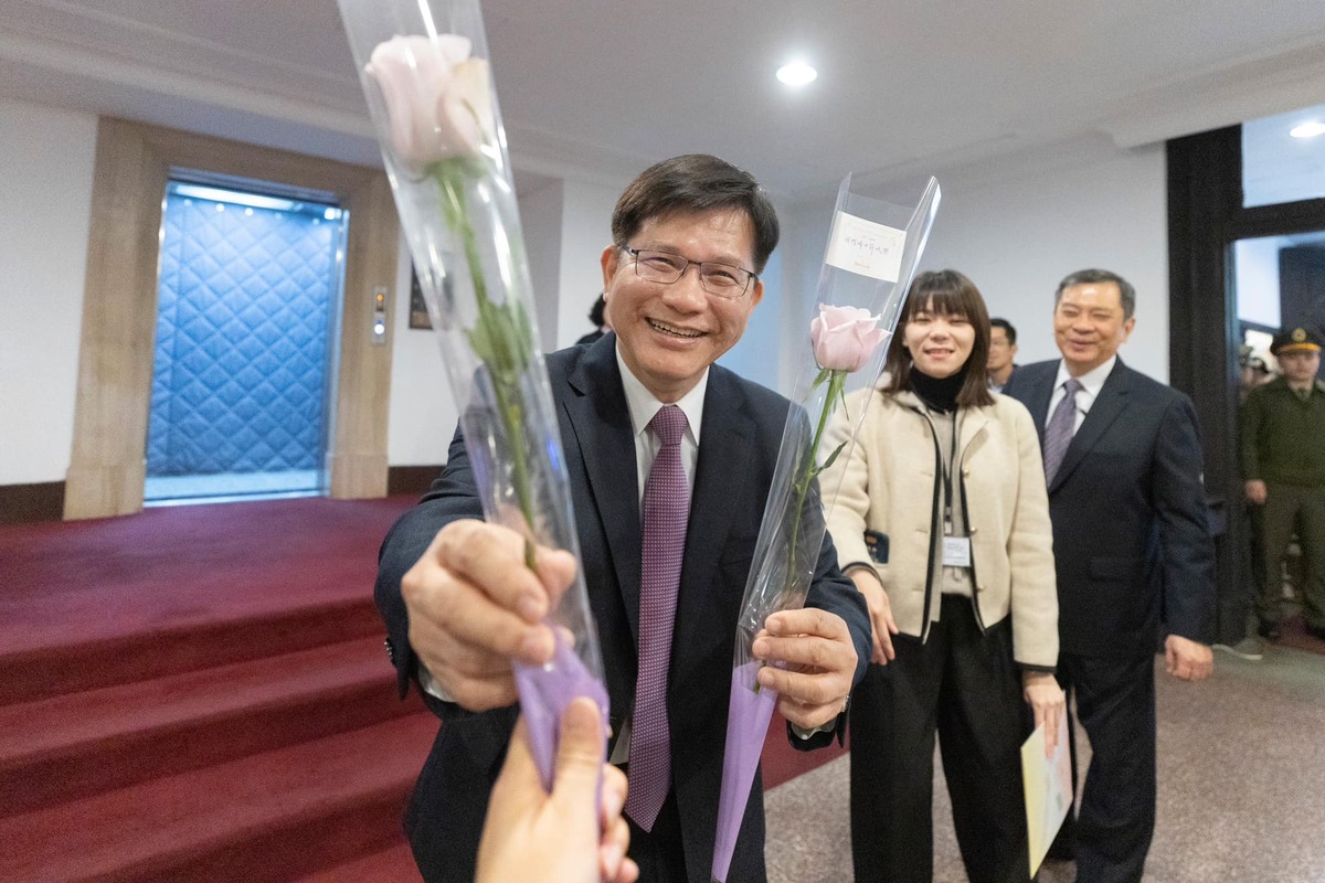林佳龍送花祝賀婦女節。 圖：翻攝自林佳龍臉書