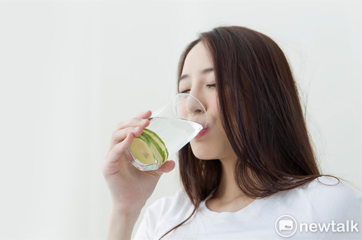 泌尿科醫師顧芳瑜表示，每天喝水3,000ml，可減少泌尿道感染機會。 圖：新頭殻資料照