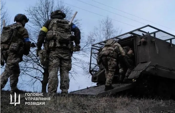 烏軍登上西方軍援的裝甲運兵車。 圖 : 翻攝自烏克蘭國防部