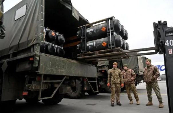 西方軍援烏克蘭大批的武器慘遭盜賣。 圖 : 翻攝自秦蓁說