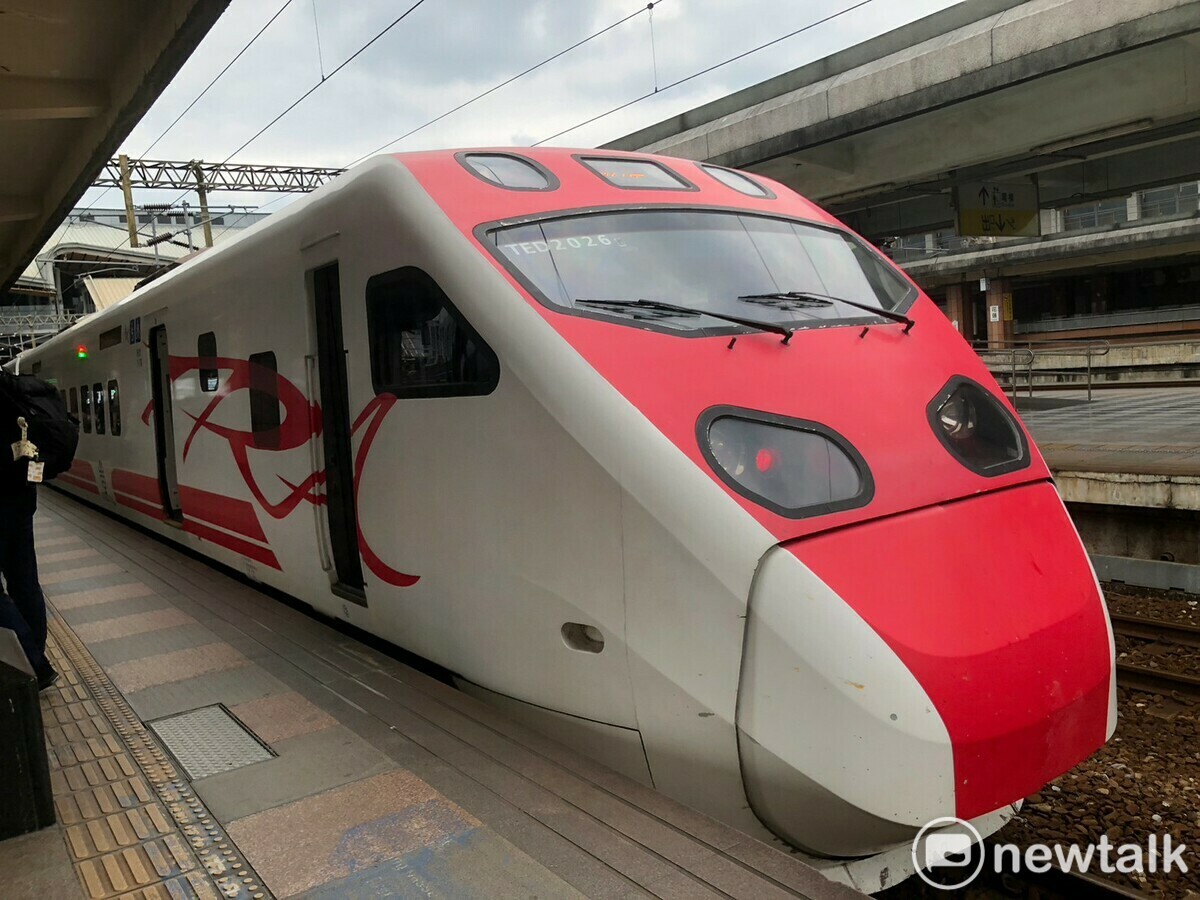 今日交通部鐵道局淨零排放與新加坡查驗機構和施工廠商簽署碳足跡盤查合作宣言，要求花東鐵路工程在施工期間需進行碳盤查的工作。 圖：林冠妤／攝