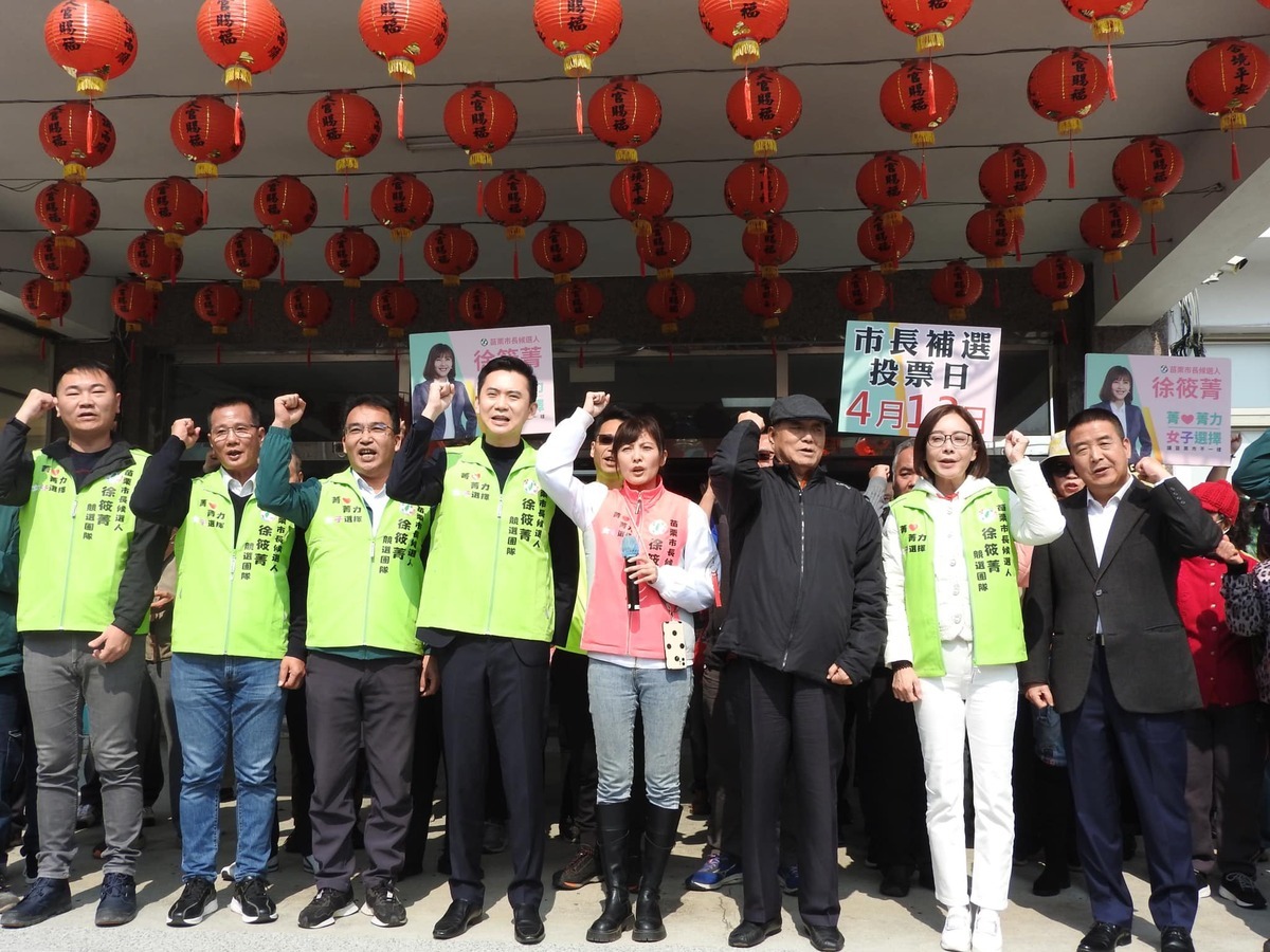 徐筱菁（左5）在支持者與黨公職陪同下，完成苗栗市長補選登記。 圖：民進黨苗栗縣黨部臉書