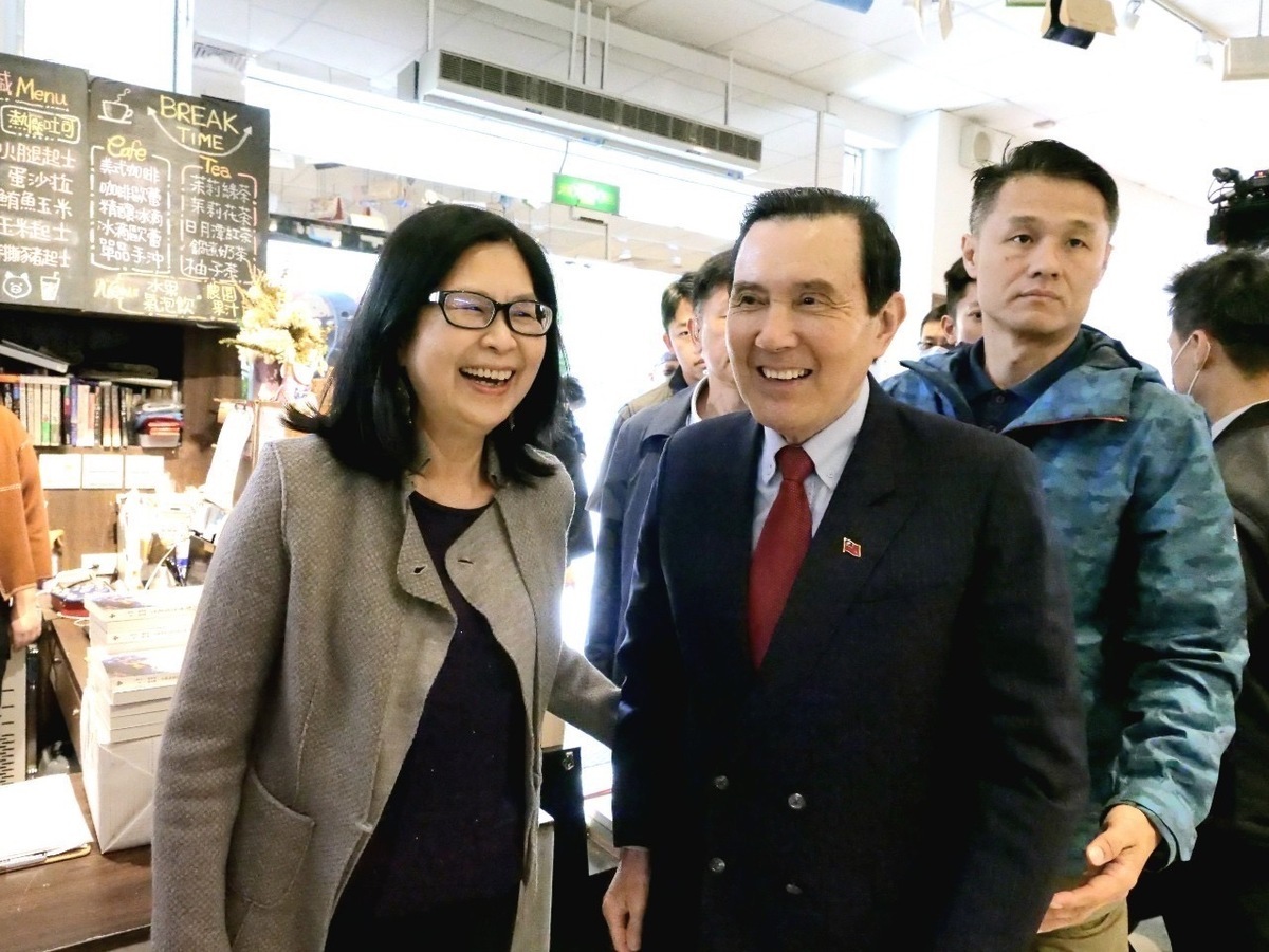 蘇起質疑「馬英九最大敗筆就是任用賴幸媛」，馬英九回問「是嗎？」賴幸媛在一旁聽見，以笑聲回應，不予置評。馬致詞時還力挺賴幸媛：「我找對人了！」 圖：時報文化提供
