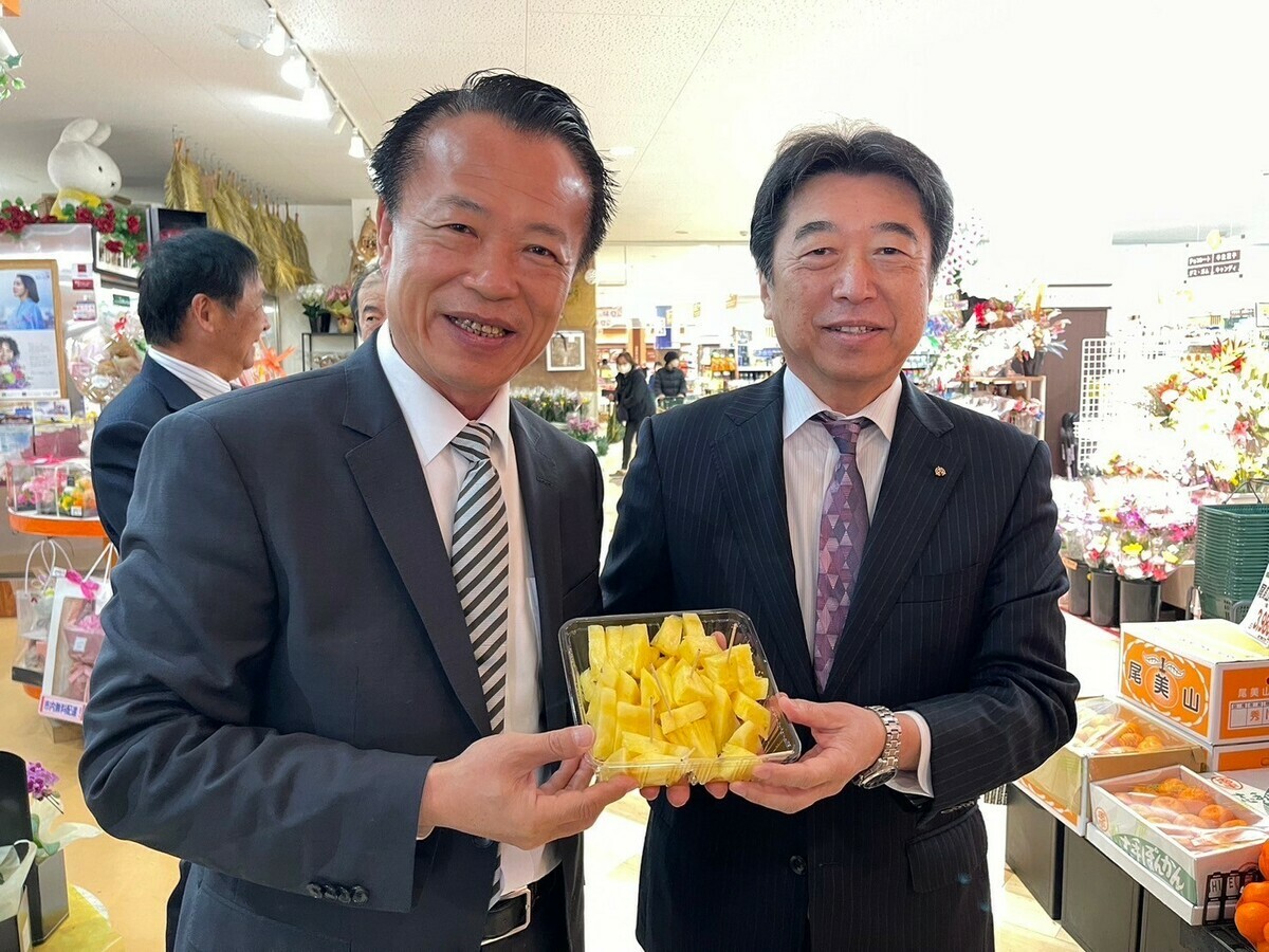 在大分縣超市試吃活動時，大分市長足立信也特地前來試吃會。 圖/嘉義縣政府
