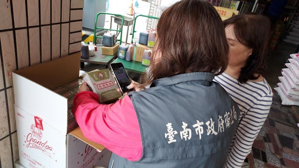 2處食品原料行進貨統隆公司使用含有蘇丹紅青辣椒粉製成「F0108優-白胡椒粉」，現場下架525盒，命業者盡速回收。 圖：台南市衛生局／提供