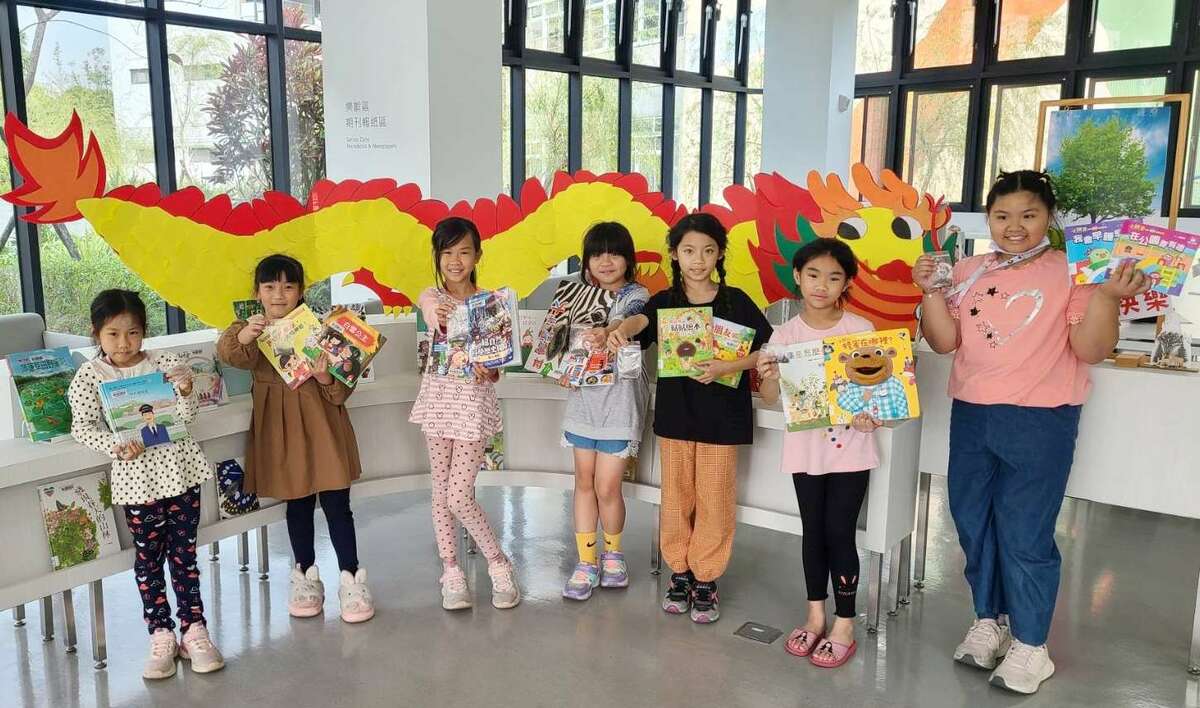 上楓圖書館推出借書送幸福種子活動，歡迎大小朋友一起播下美好希望。 圖：台中市政府文化局/提供