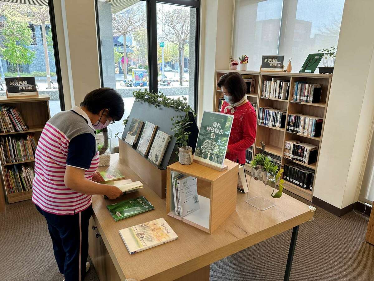 李科永紀念圖書分館策劃尋找綠色秘密書展，3月9日故事志工將分享植樹故事。 圖：台中市政府文化局/提供
