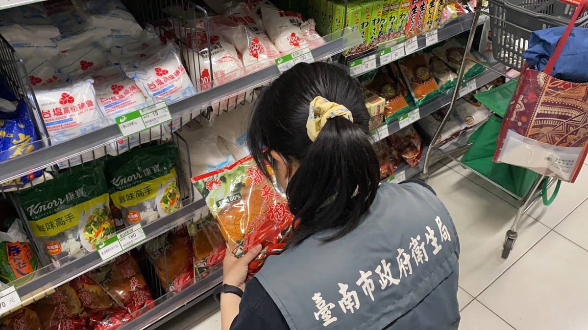 台南衛生局稽查後，疑似摻雜含有大陸「蘇丹紅色素」辣椒粉的慈光產品已下架。 圖：慈光食品公司/提供