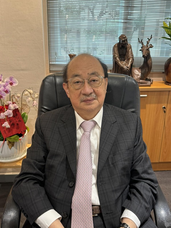 民進黨立院黨團總召柯建銘批評國民黨「落氣落觸làu-khuì-làu-tak、卸世卸眾sià-sì-sià-tsìng」。 圖：翻攝自柯建銘臉書