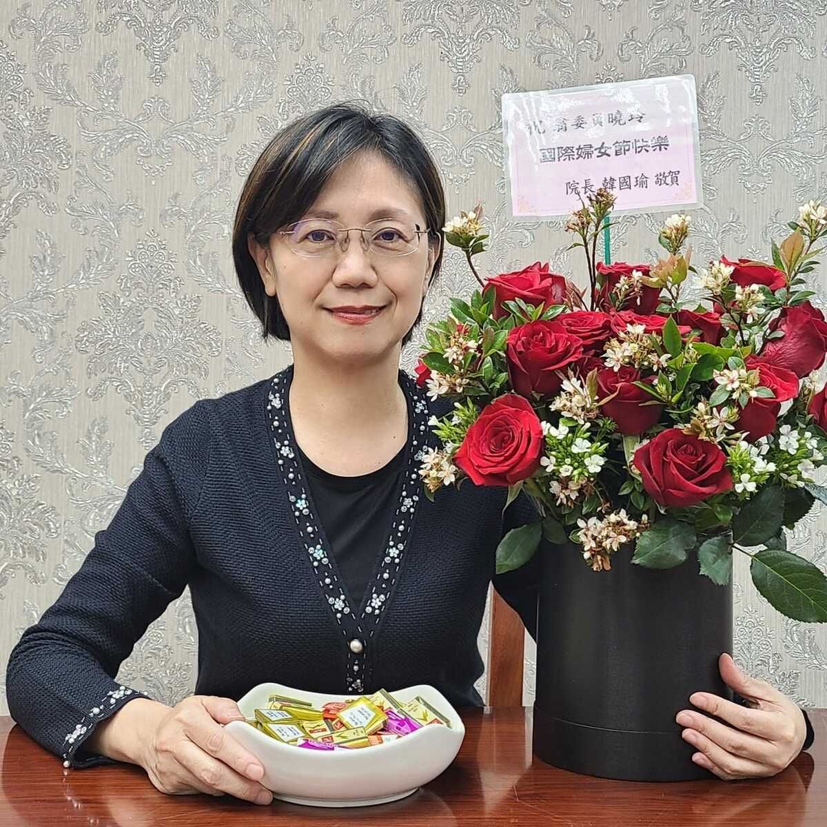 翁曉玲8日在臉書曬出韓國瑜贈送給每位女立委的玫瑰盆花。 圖：翻攝翁曉玲臉書