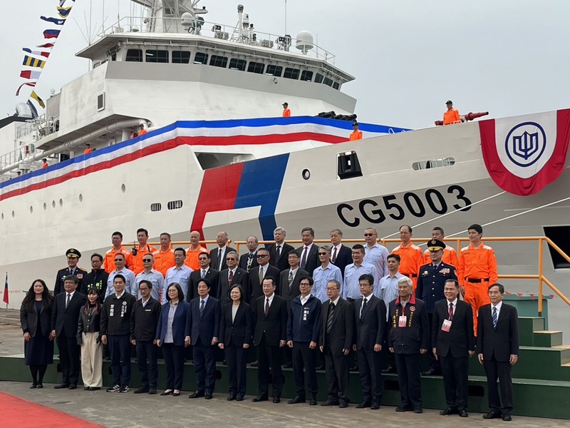 首頁 / 政治雲林艦交船 蔡總統：傳達台灣堅守民主、自由決心2024/3/9 13:10（3/9 13:31 更新）「海巡署嘉義級巡防艦第3艘雲林艦交船暨第4艘4000噸級巡防艦命名下水聯合典禮」9日舉行，總統蔡英文（左8）、國安會秘書長顧立雄（前右7）及高雄市長陳其邁（前右6）等人出席。 圖：中央社