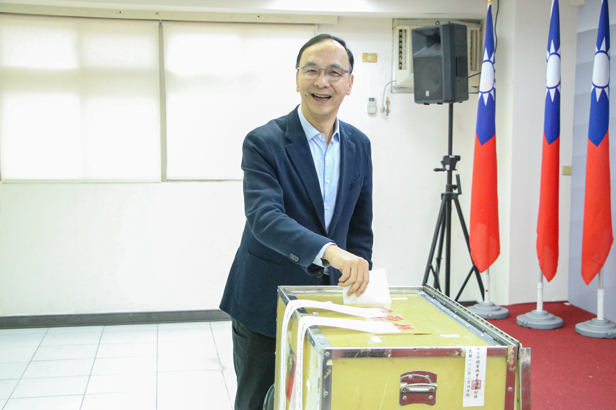 國民黨今日舉行第21屆第2任中央常務委員會常務委員選舉，黨主席朱立倫前往投票。 圖：國民黨文傳會/提供（資料照）