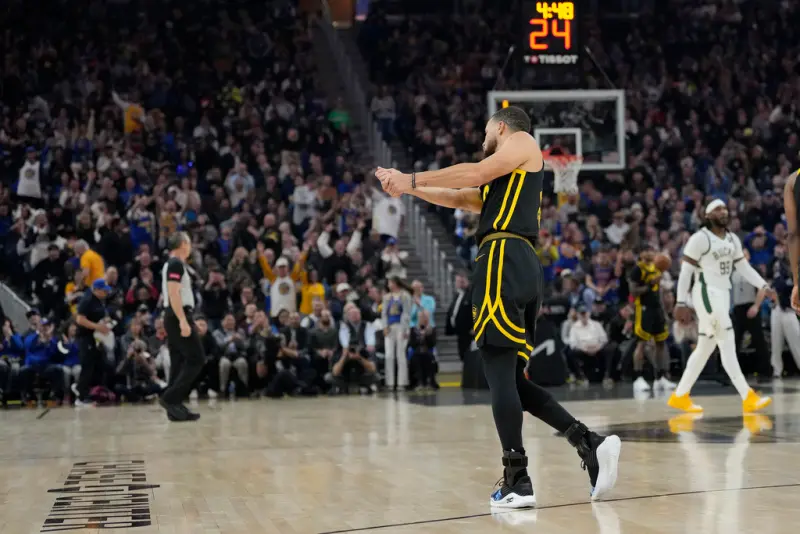 ▲Stephen Curry在命中了一記大號三分球後，帥氣的完成「勝利推桿」慶祝那美好的一刻，但他卻被一位女士給蓋過風頭。（圖／美聯社／達志影像）