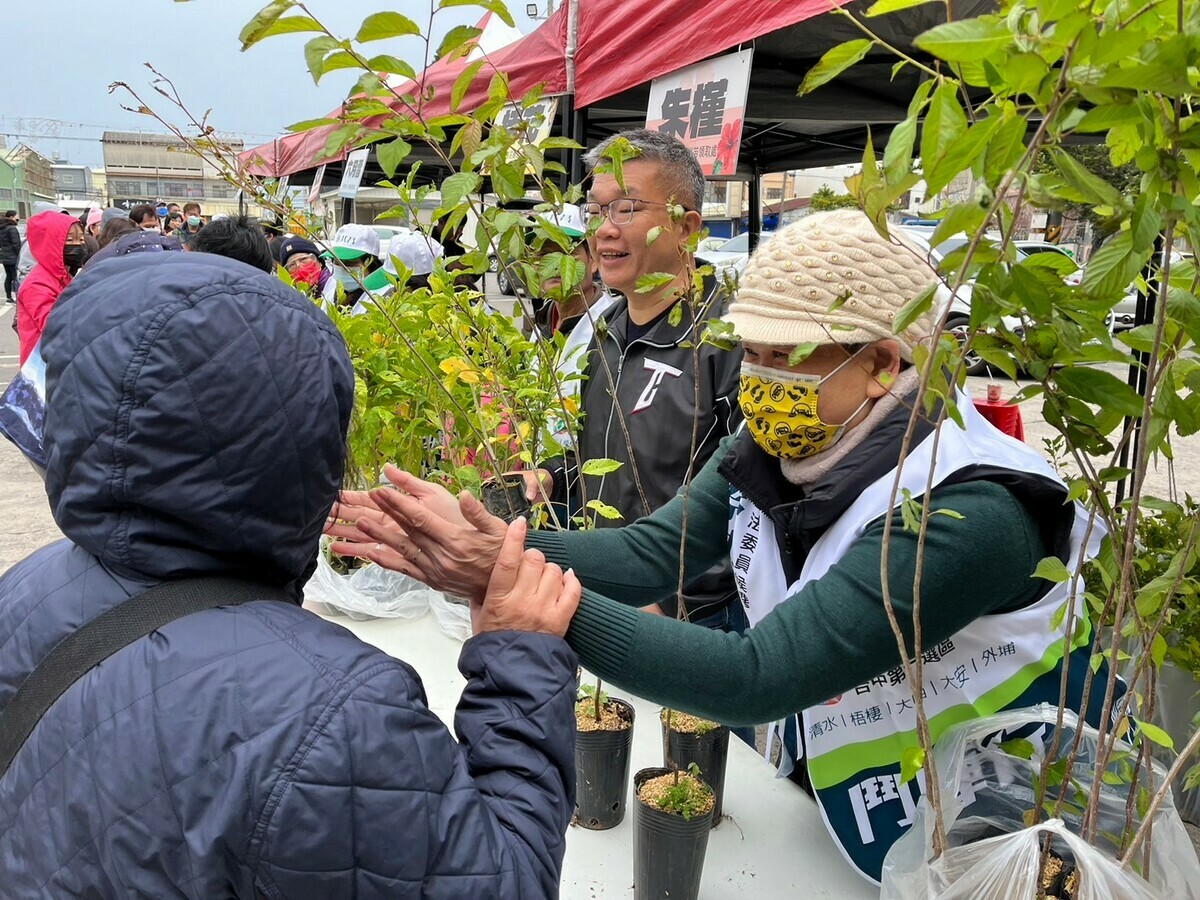 立法委員蔡其昌與台中市議員施志昌與華山基金會合作舉辦「捐發票、贈樹苗」活動。 圖：施志昌/提供