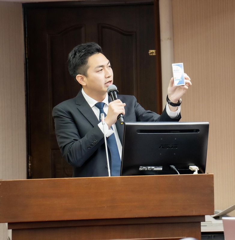 廖偉翔質詢缺藥問題害地方藥局加價訂藥，政府應檢討。 圖：廖偉翔/提供