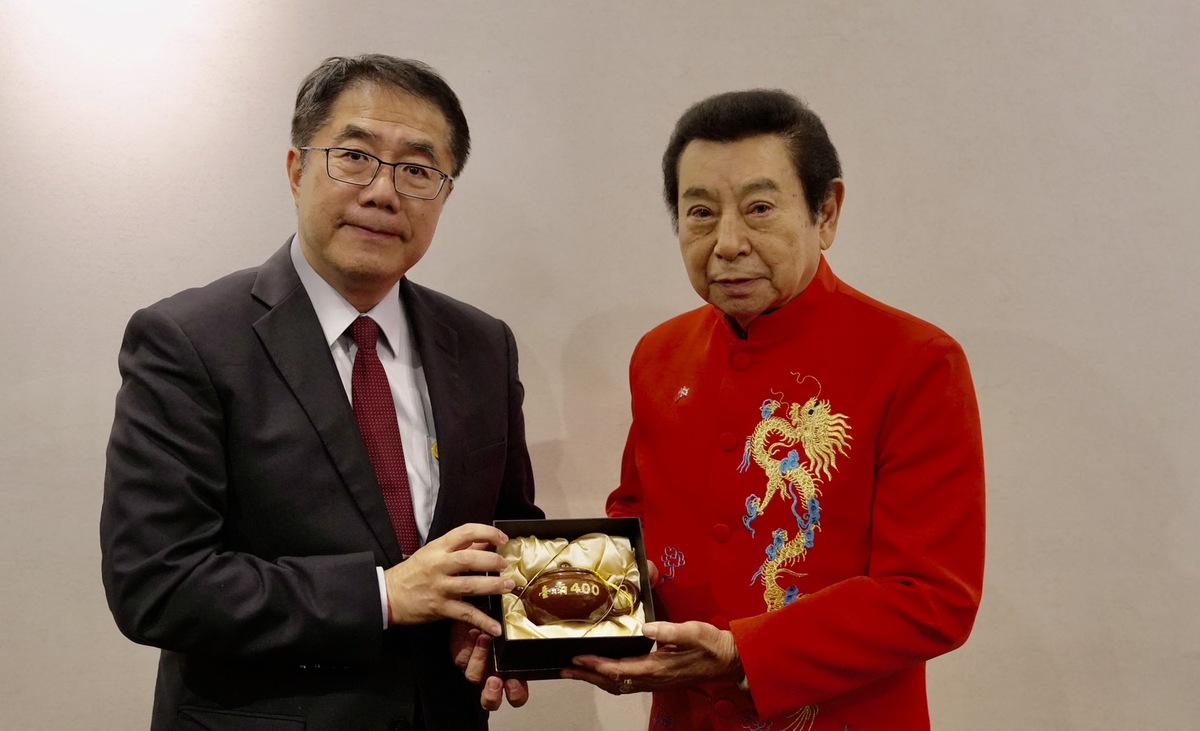 泰國文化部顧問團主席郭立勝（Dr. Suraphol Kietchaiyakorn）等人，昨晚前來台南市政府拜會，並赴沙崙參觀世界蘭展及台灣燈會高鐵燈區，台南市長黃偉哲特別致贈台南400紀念茶壺以及燈會茶葉禮盒。 圖：台南市政府提供