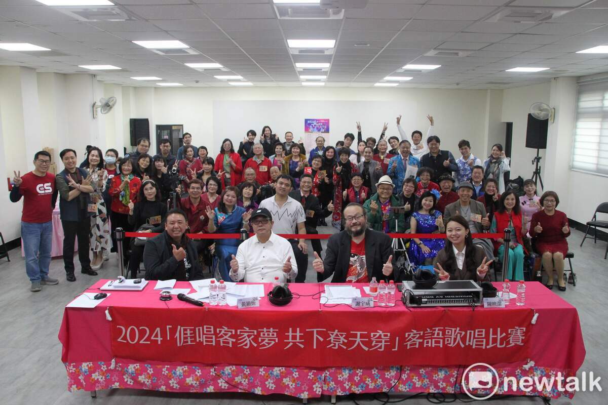 評審老師與所有參賽者共同合影。 圖：唐復年/攝
