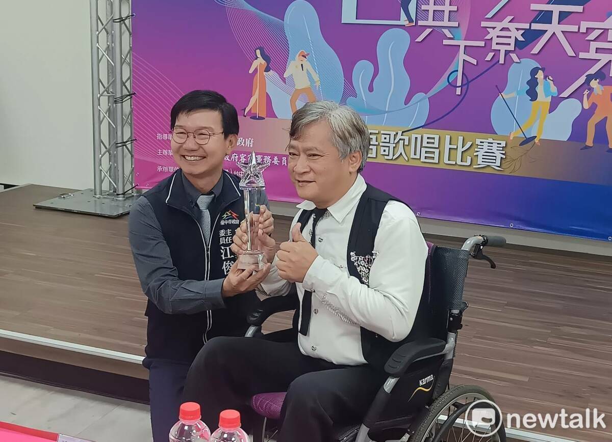 江俊龍主委頒獎給第一名得主桃園市戴春福。 圖：唐復年/攝